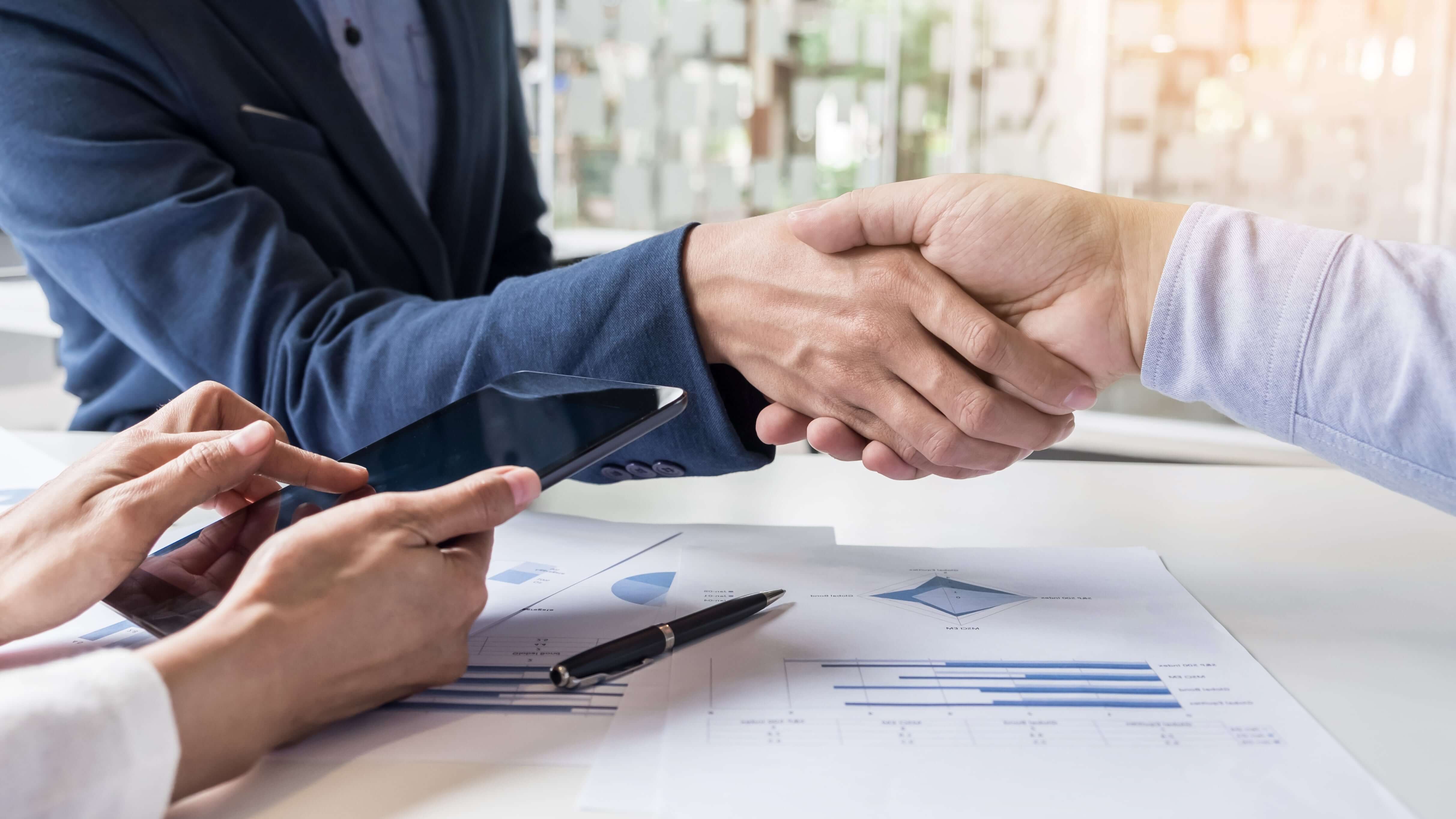 Партнерские программы магазинов одежды business handshake two men demonstrating their agreement sign agreement contract their firms companies enterprises min - Партнерские программы магазинов одежды