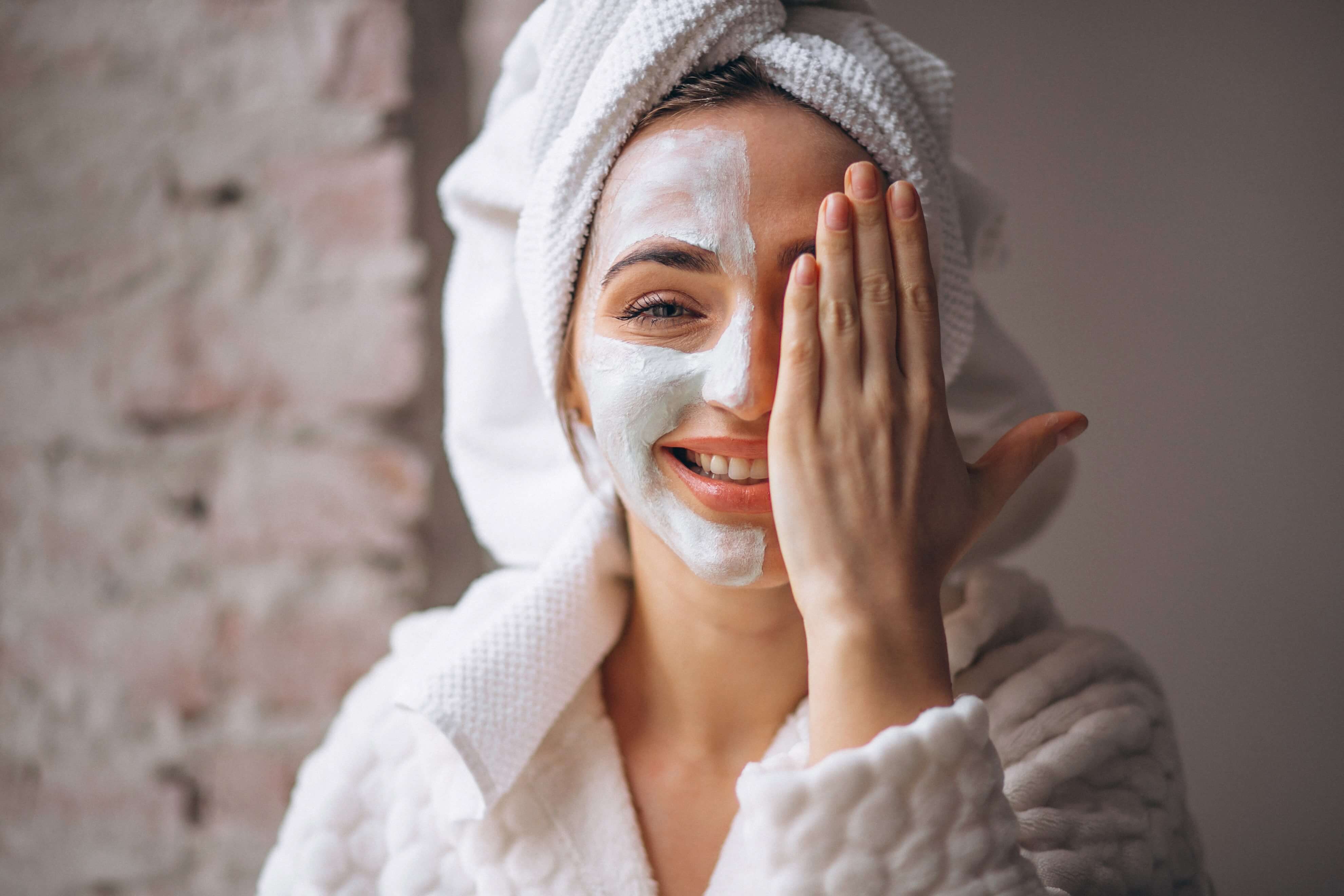 Партнерские программы интернет-магазинов косметики portrait woman with facial mask half face min - Партнерские программы интернет-магазинов косметики