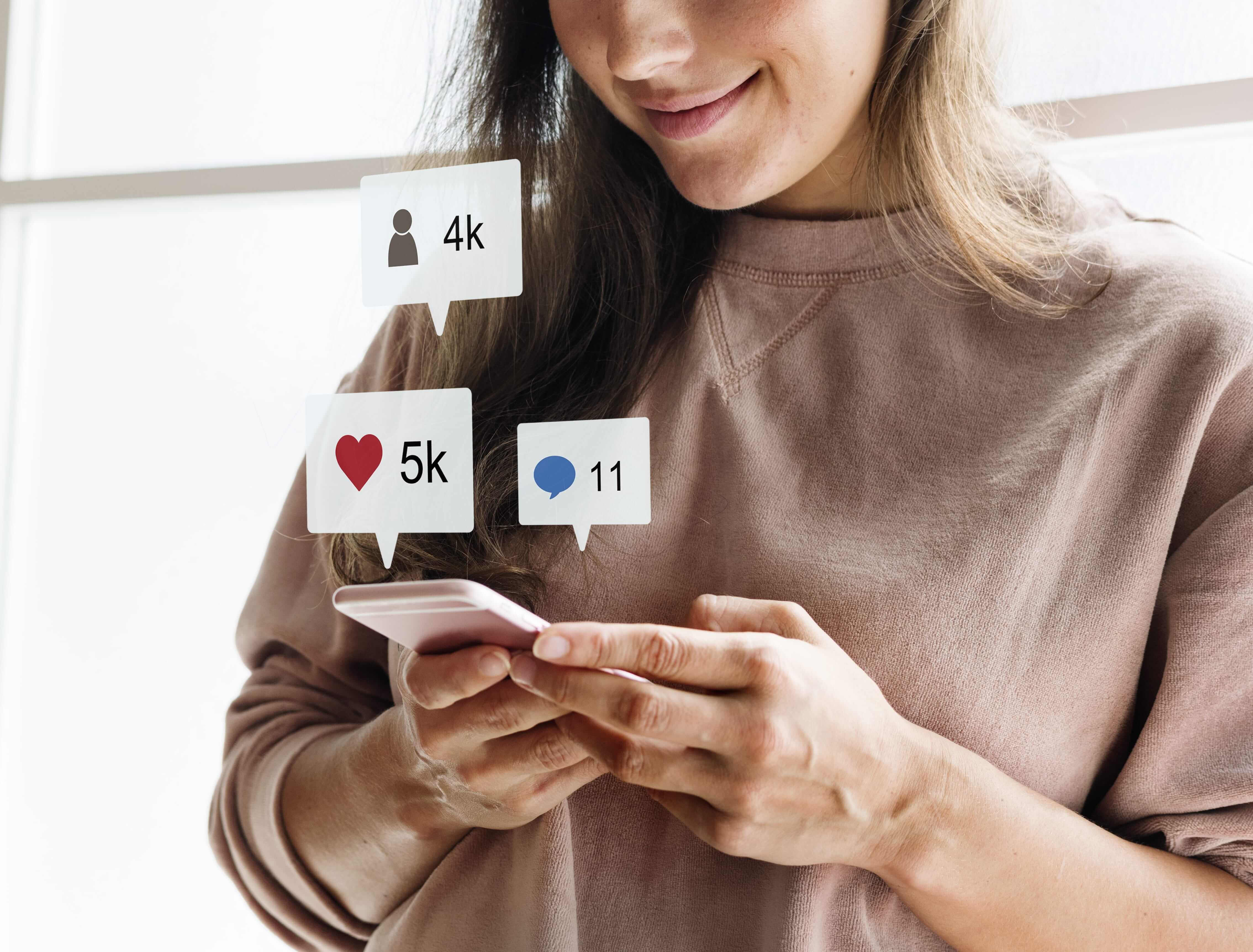Международные партнерские программы woman using smartphone social media conecpt min - Международные партнерские программы