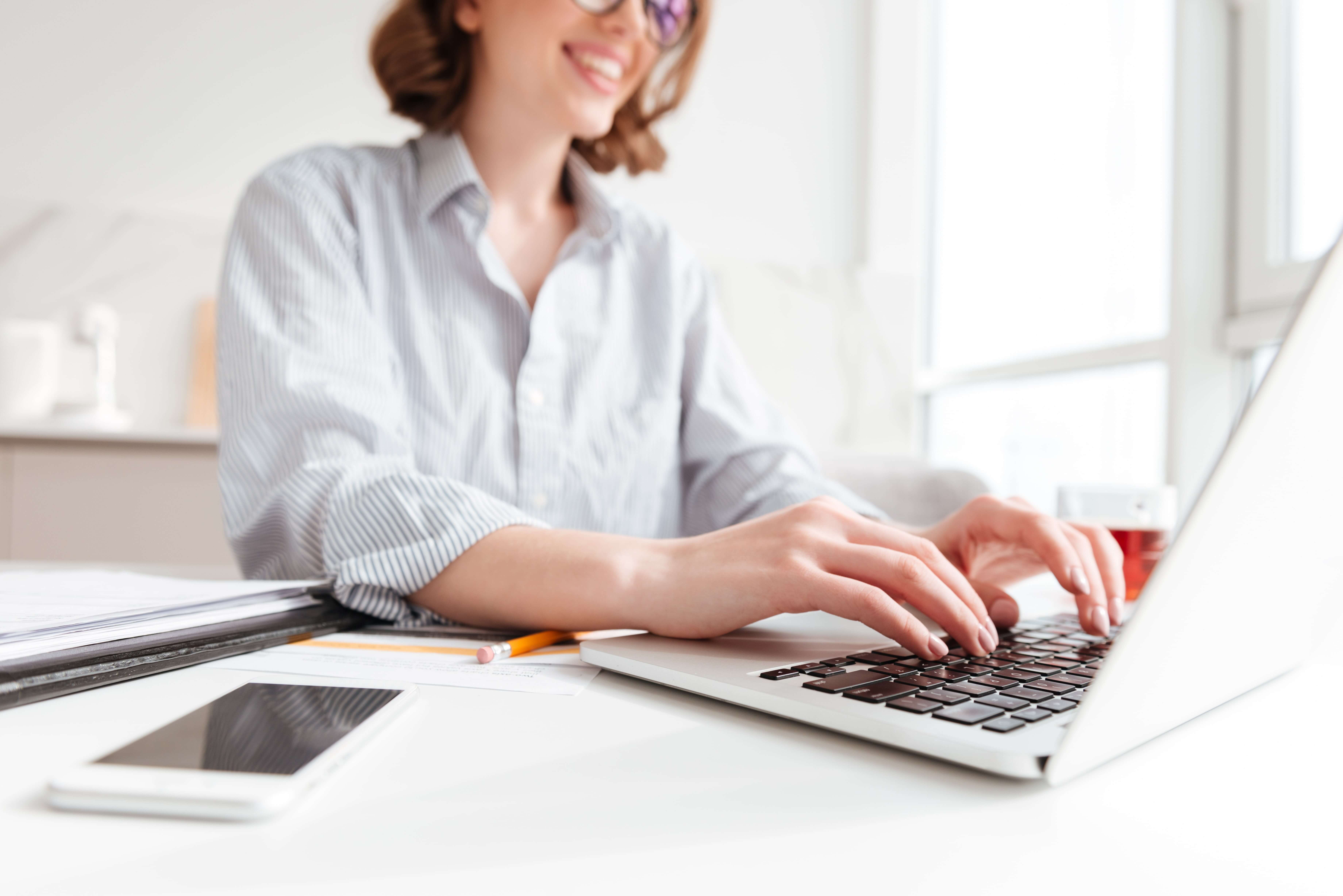 Партнерские программы онлайн-кинотеатров brunette woman typing email laptop computer while sitting home selective focus hand min - Партнерские программы онлайн-кинотеатров