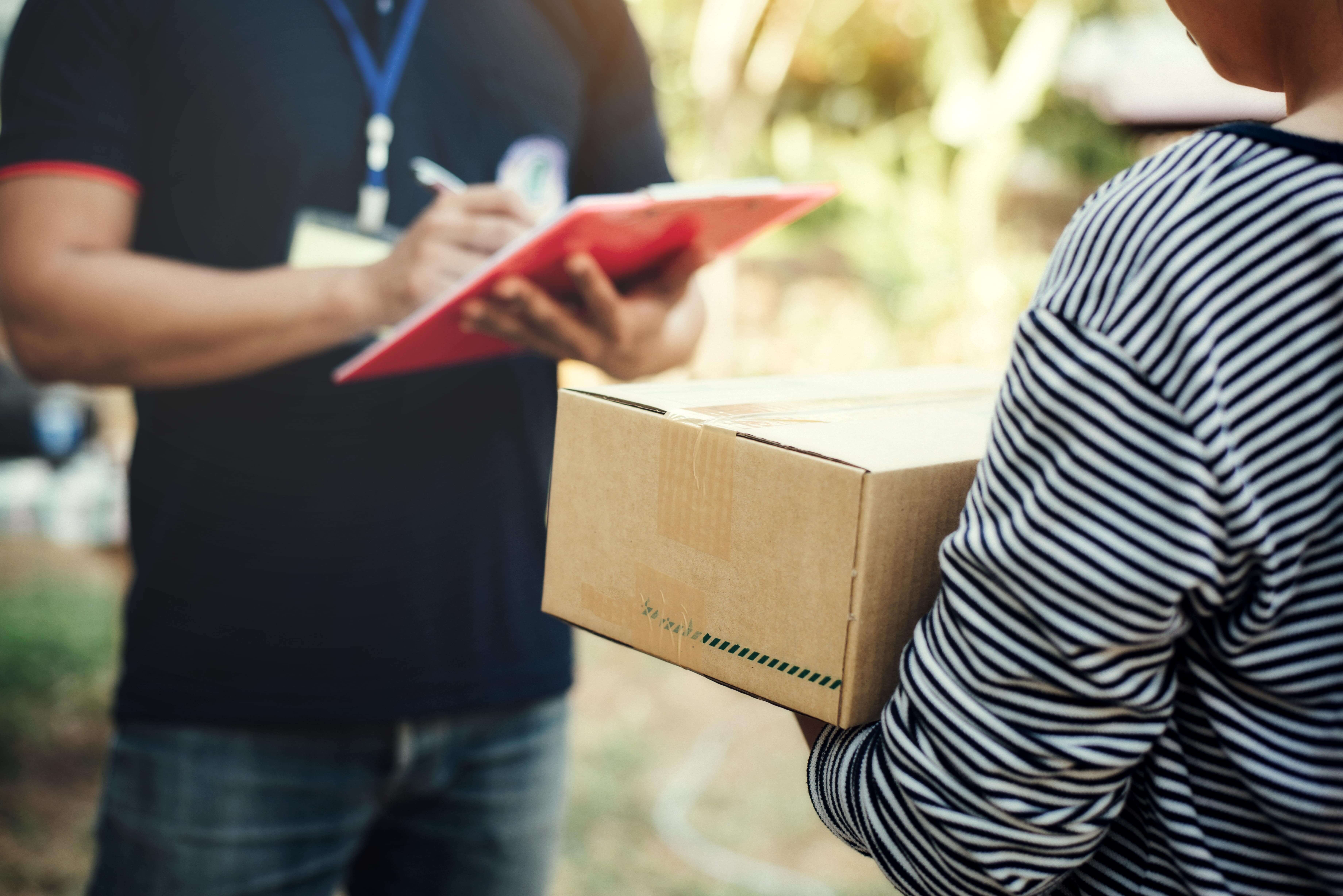 close up woman holding box with service delivery holding board min - Что такое холд в партнерской программе?