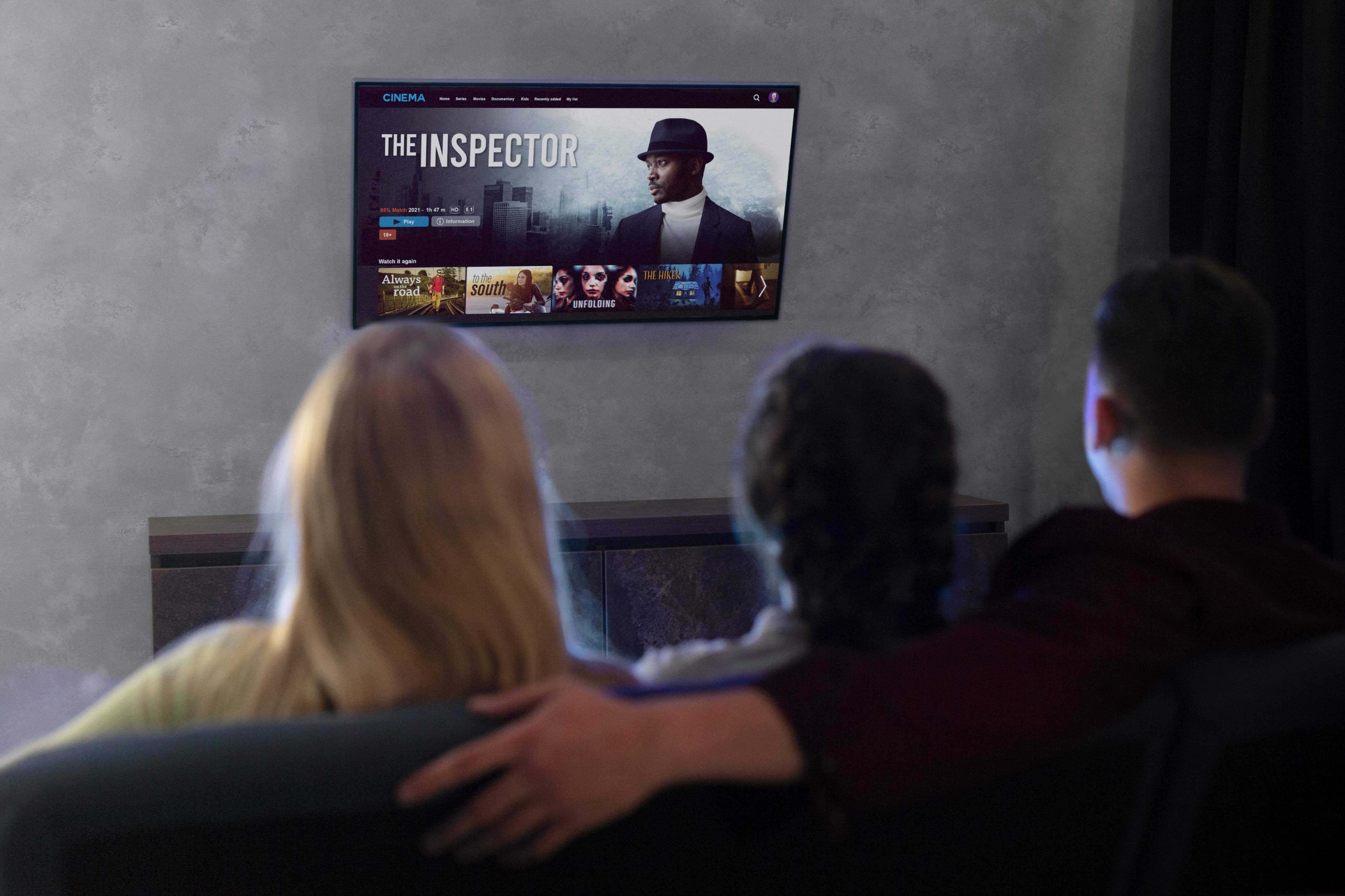 Партнерские программы онлайн-кинотеатров people watching streaming service together indoors min - Партнерские программы онлайн-кинотеатров