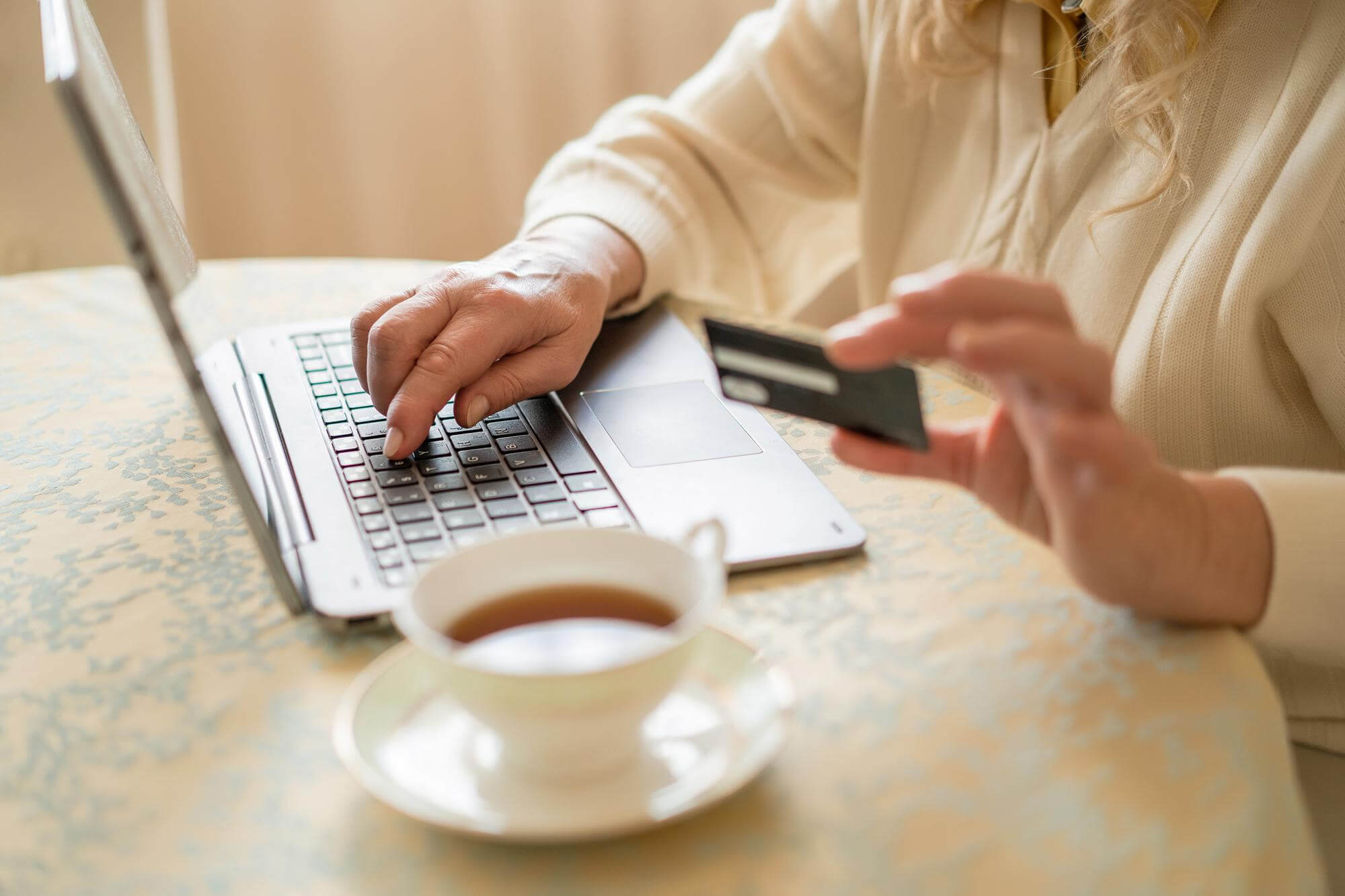 День Холостяка: Гайд по партнерскому маркетингу для 11.11 selective focus stylish laptop which does online shopping - День Холостяка: Гайд по партнерскому маркетингу для 11.11